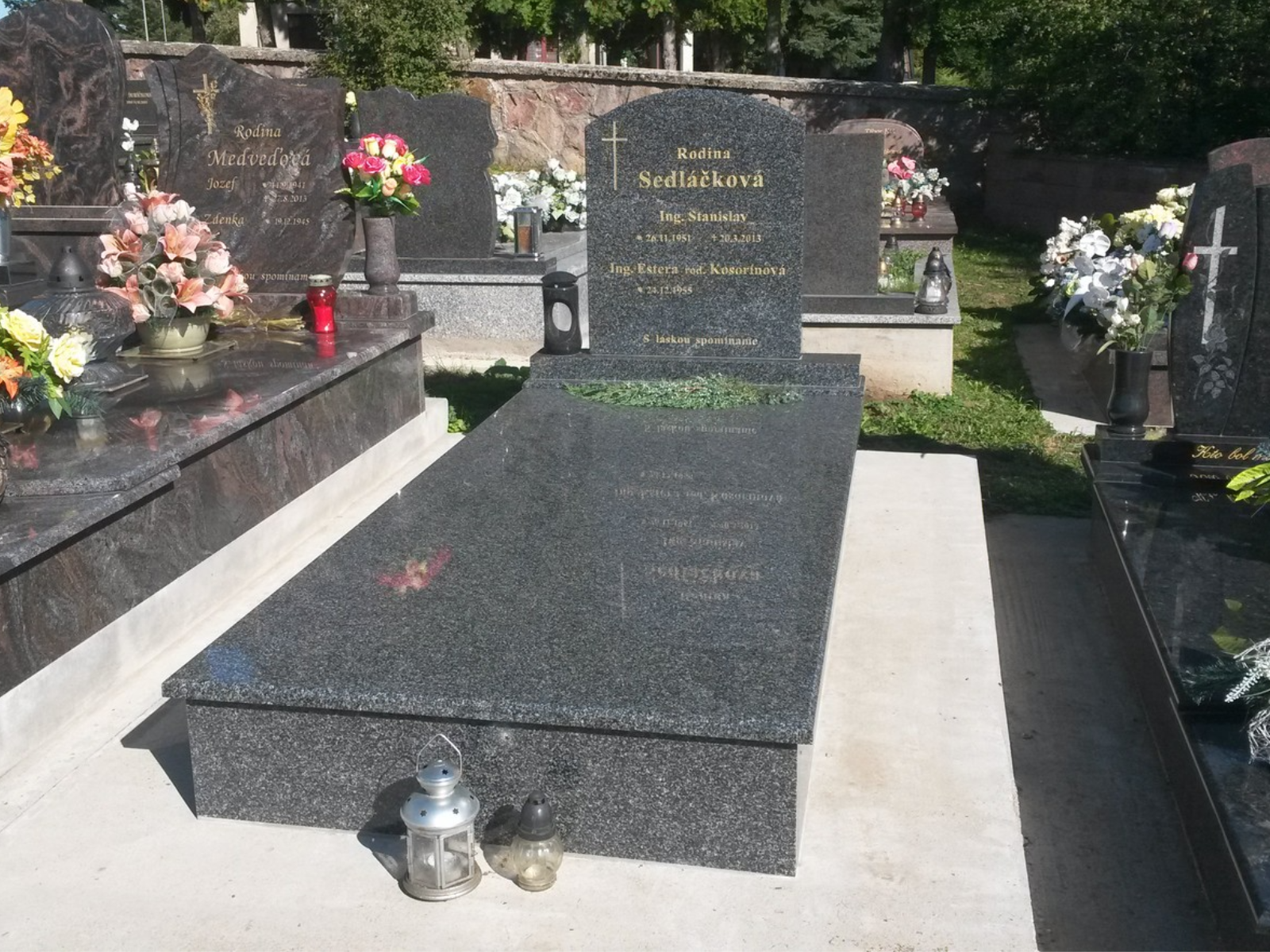 Ukážky realizovaných jednohrobov obrázok 1
